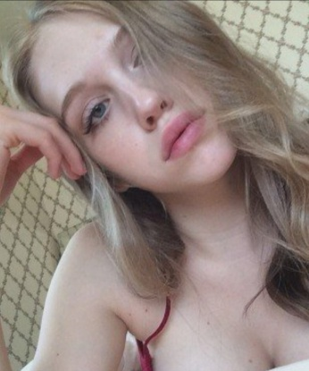 В Москве я создам уютную атмосферу, где каждая твоя фантазия станет реальностью. Я мастер отдыха и наслаждения, предлагаю различные программы и игры, чтобы окунуться в мир блаженства. Меня можно описать как креативную и открытую, я буду рада выполнить все твои желания и сделать тебя счастливым. Возможно, ты уже видел мои фото и отзывы – уверяю, они не врут. Жду тебя у себя в Москве! ❤️💋 15539, 18 лет